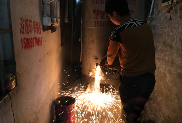 郑州二七环保局和马寨镇政府一天打掉七个小锅炉